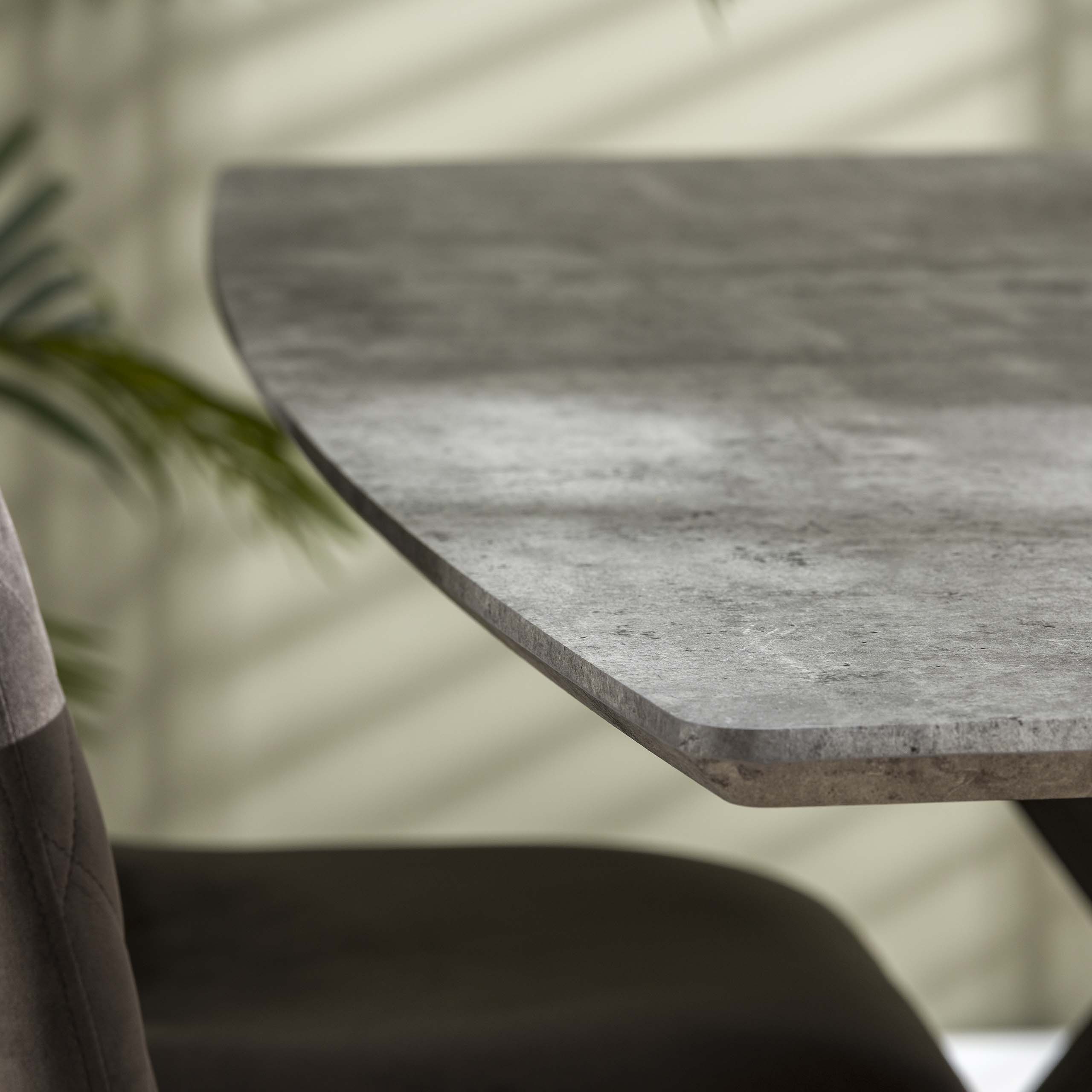 Dining room table 160 oval top black powder-coated frame / 3D concrete look gray