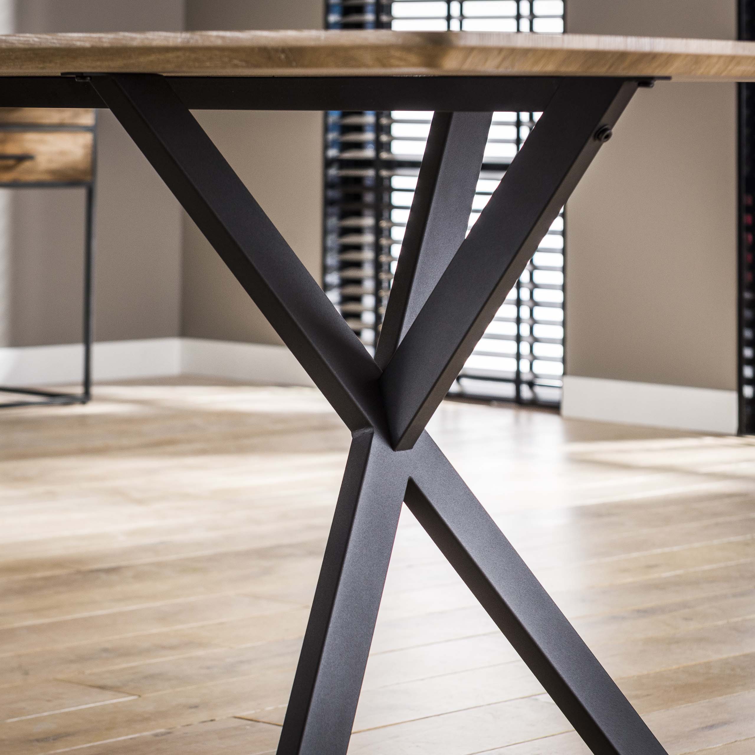 Dining room table 190 oval top black powder-coated frame / 3D Oak antiquewash