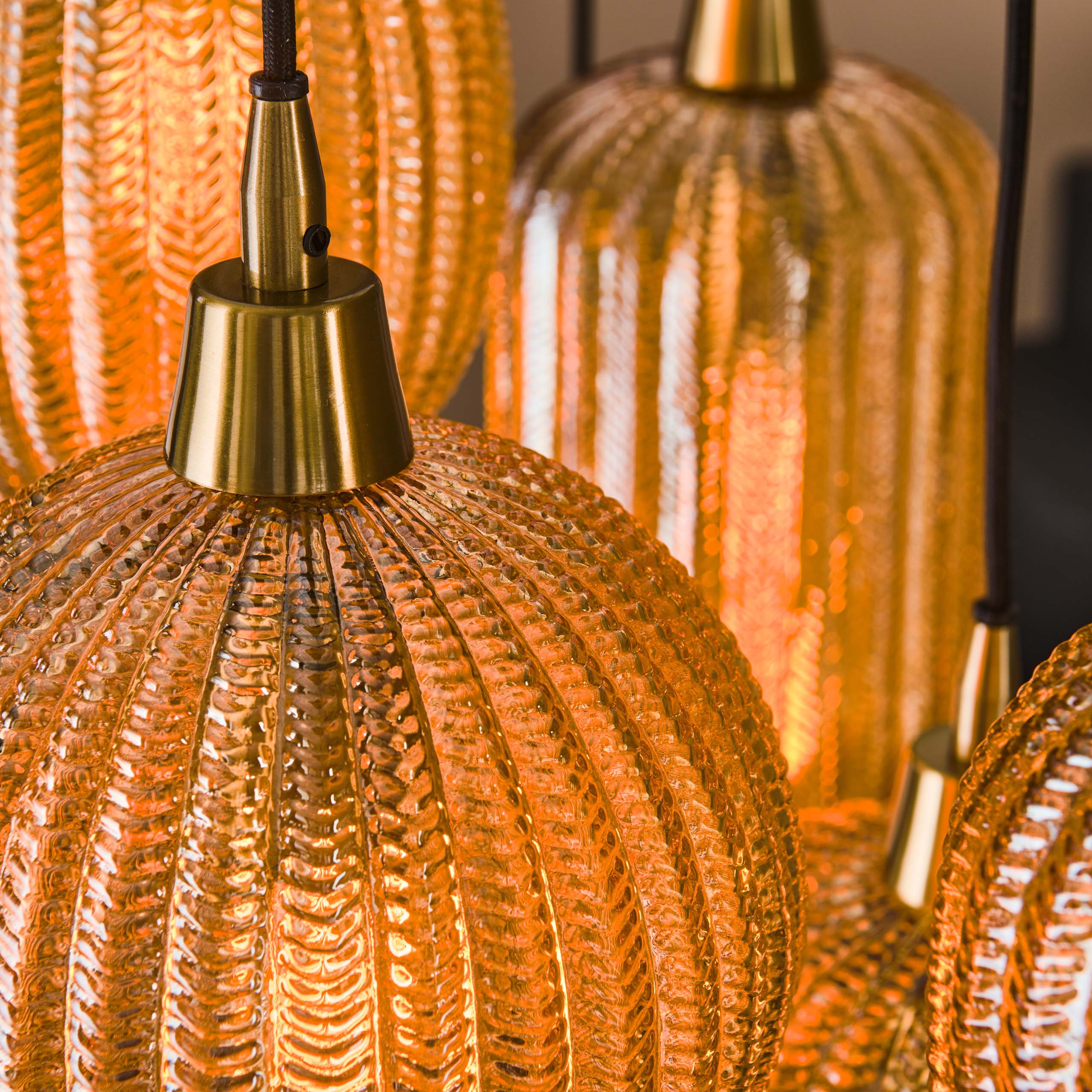 Lámpara colgante 4+3 mezcla de patrones en forma de V / Vidrio color ámbar