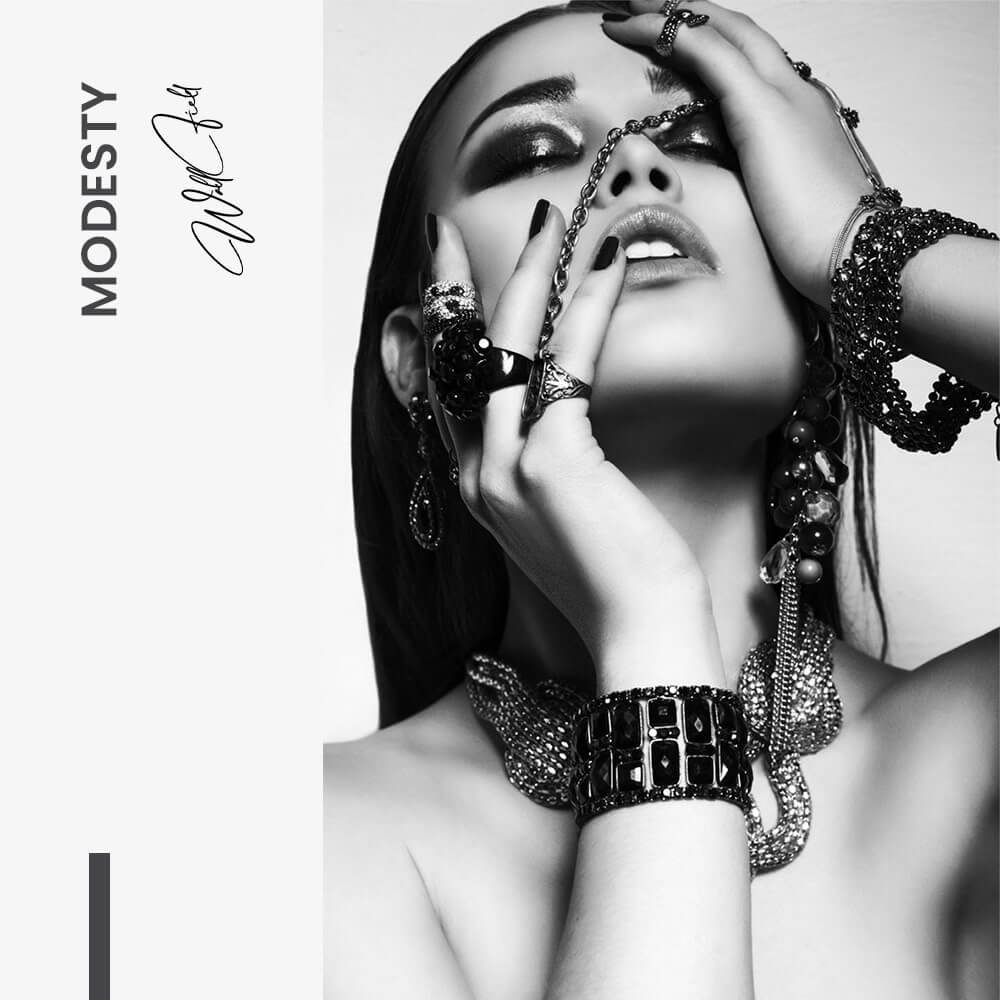 Modesty – Vidrio