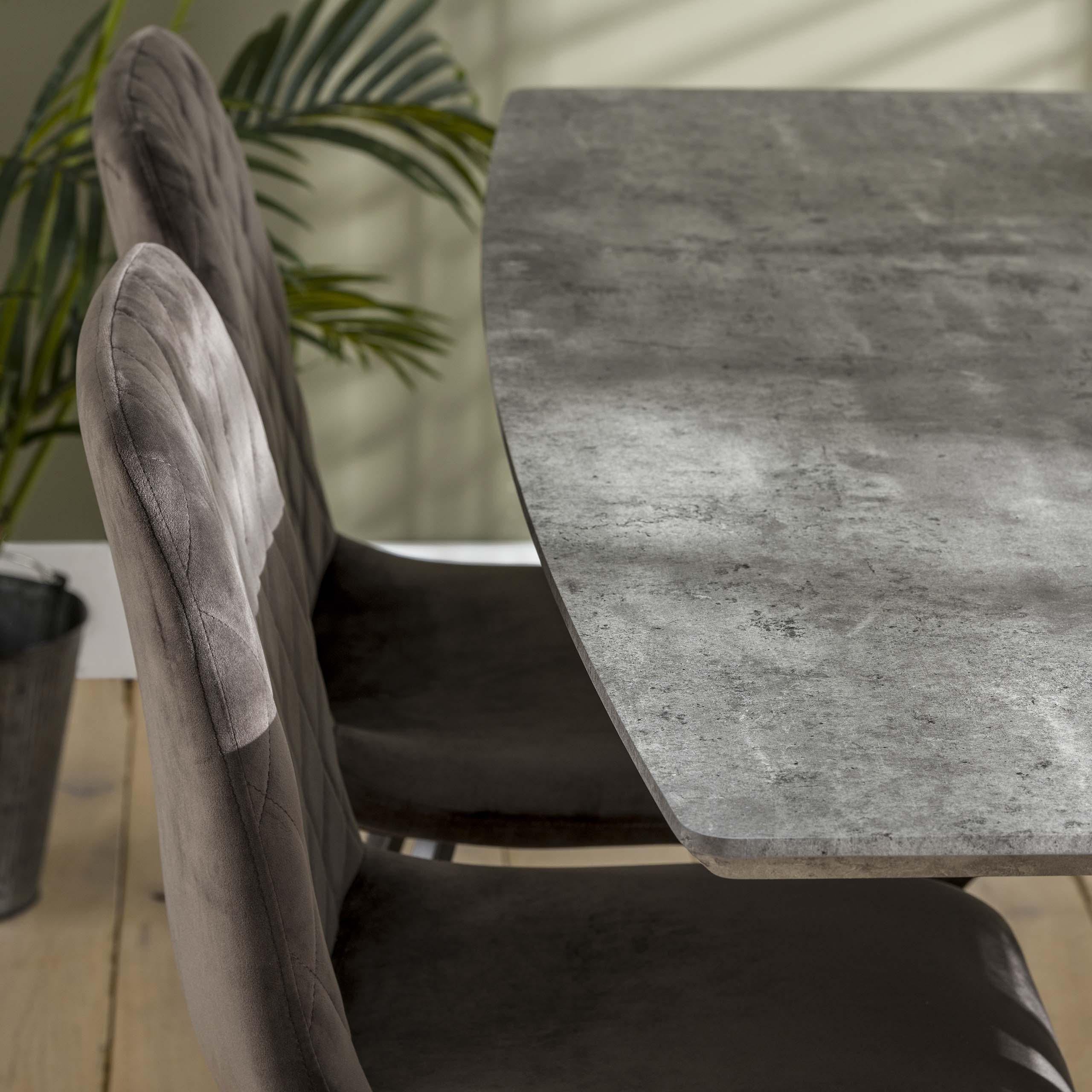 Dining room table 160 oval top black powder-coated frame / 3D concrete look gray