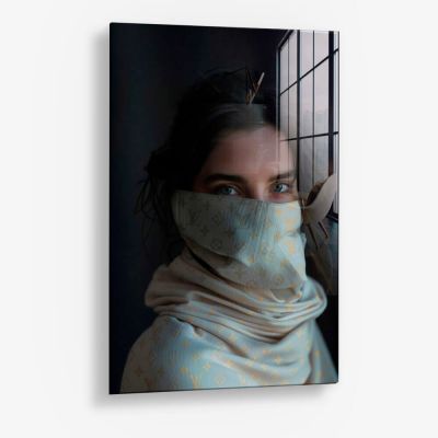 Scarfed Lady – Vidrio
